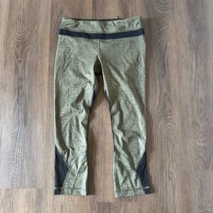 Lululemon Women's Green Speckled Capris‎ Crop Leggings Athletic Workout Pants
